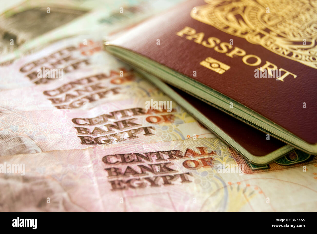 Passaporto britannico oltre dieci egiziano Pound note Foto Stock