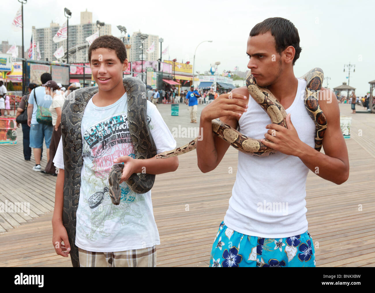 Angry Man holding snake Coney Island NY Foto Stock