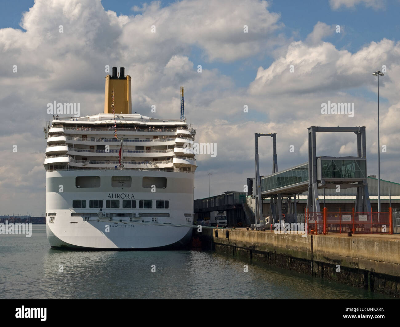 P&O nave da crociera Aurora ormeggiato al Mayflower Cruise Terminal (Berth 101) in Southampton Hampshire England Regno Unito Foto Stock