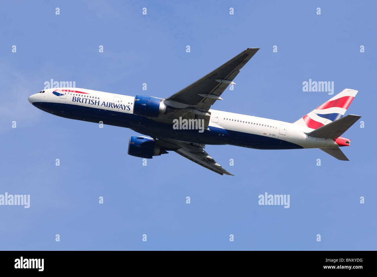 Boeing 777 operati da British Airways arrampicata fuori dopo il decollo dall'Aeroporto Heathrow di Londra, Regno Unito. Foto Stock