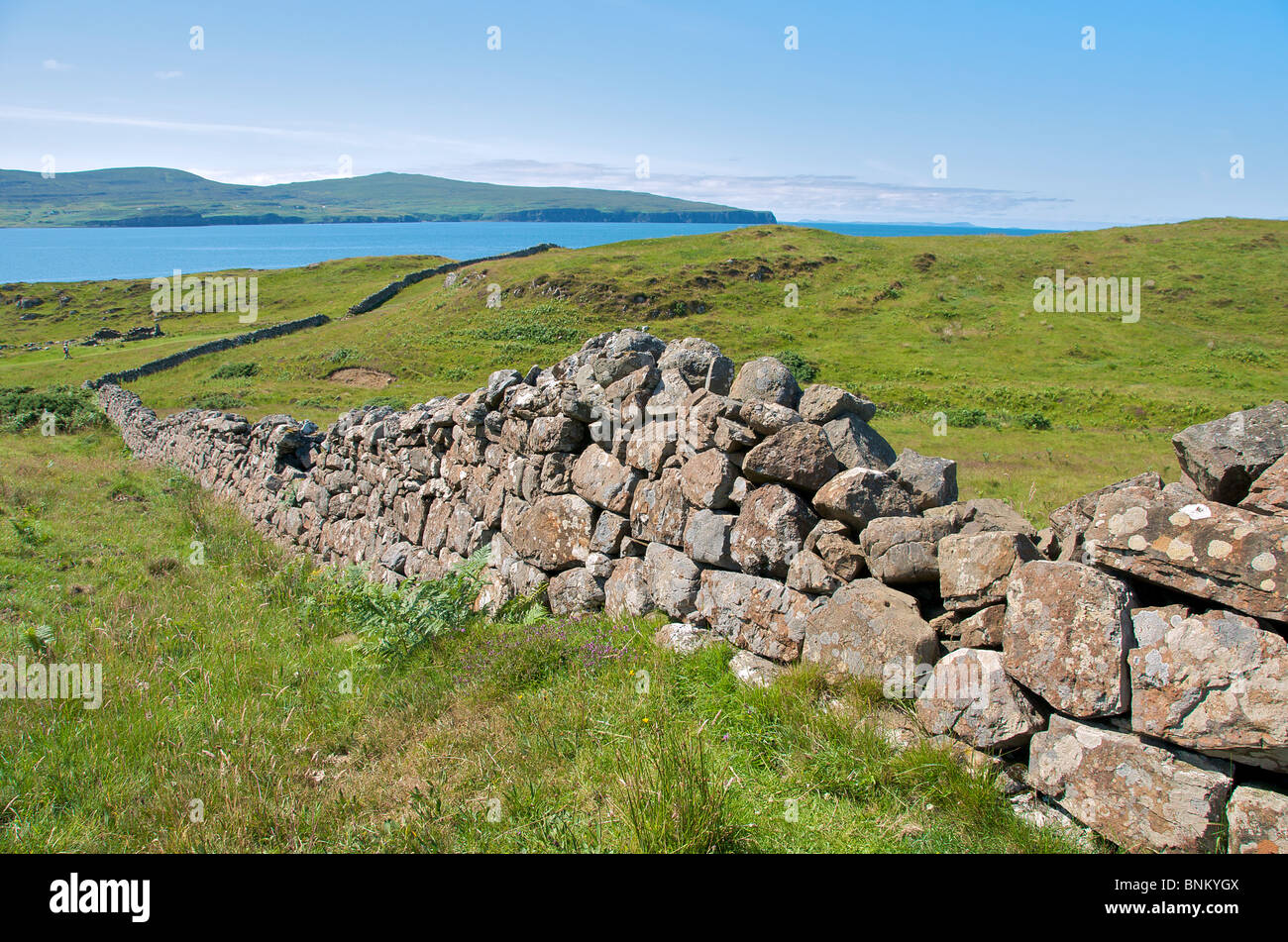 Asciugare la parete in pietra Claigan Isola di Skye Western Isles della Scozia Foto Stock