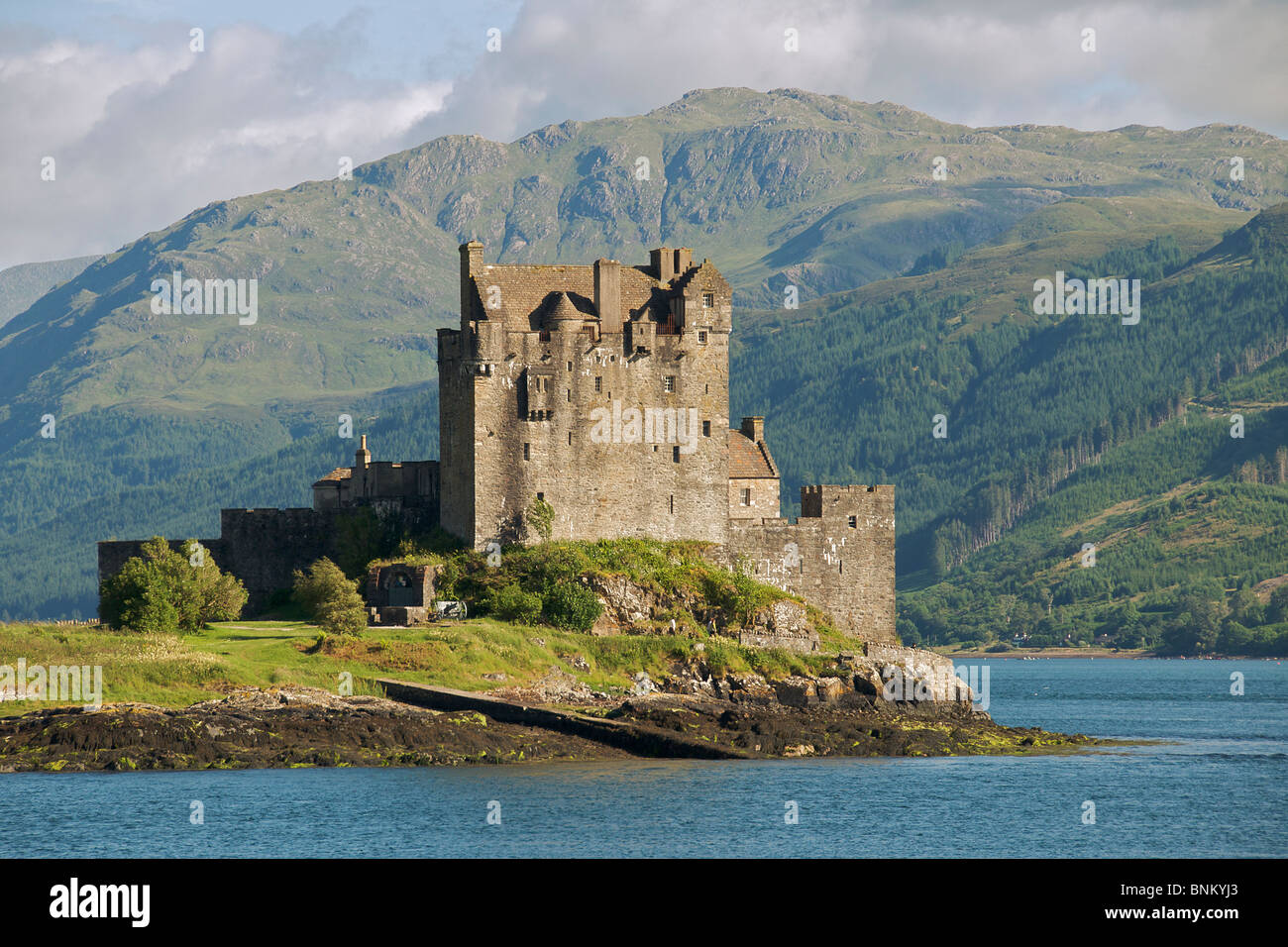 Eileaen Donan Castle costruito in una posizione di comando Dornie Loch Duitch in Glen Shiel nord ovest della Scozia Foto Stock