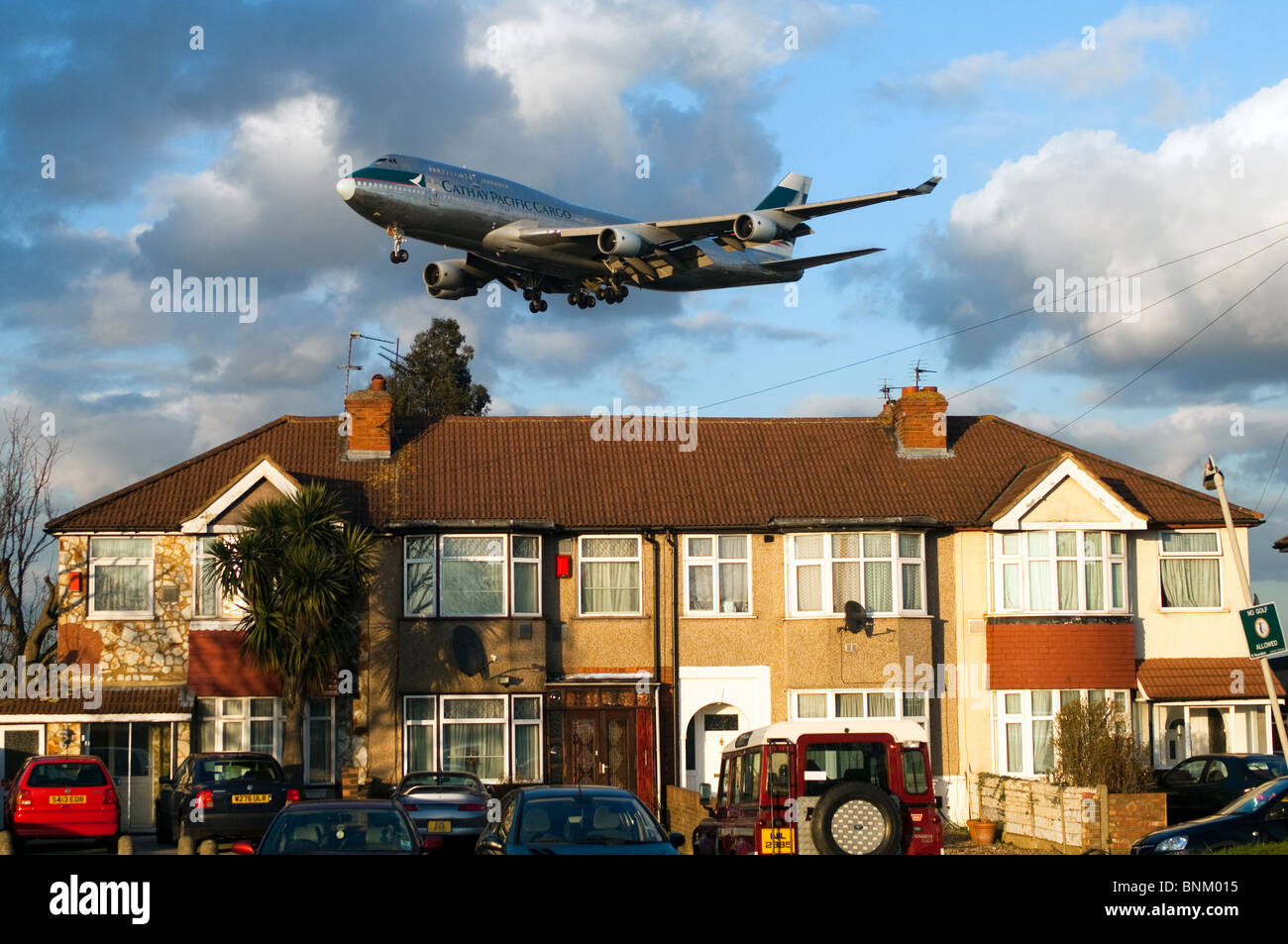 Heathrow pista approccio da parte di Boeing 747, Cathay Pacific Cargo, atterrando all'Aeroporto Heathrow di Londra, Regno Unito. Myrtle Avenue case in foregound. Foto Stock