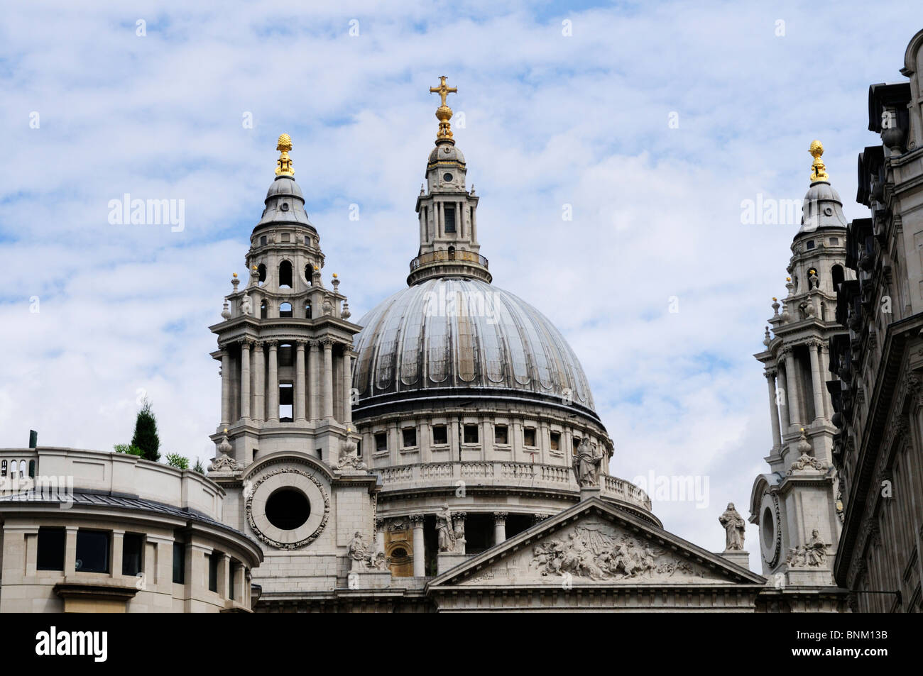 Cupola della Cattedrale di St Paul visto formare Ludgate Hill, London, England, Regno Unito Foto Stock