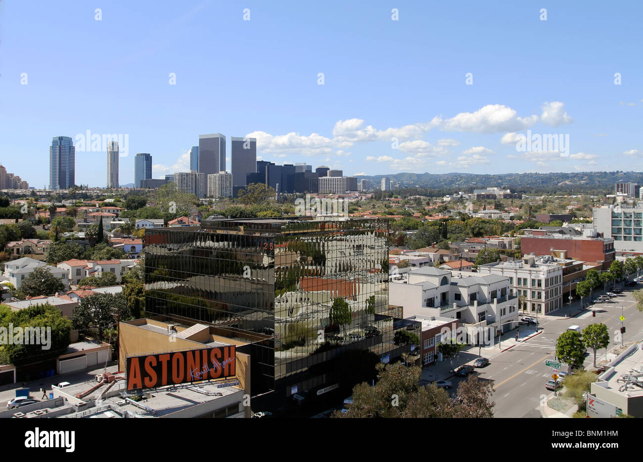 Vista di Beverly Hills, guardando a Nord Est di South Beverly Drive in California. Foto Stock