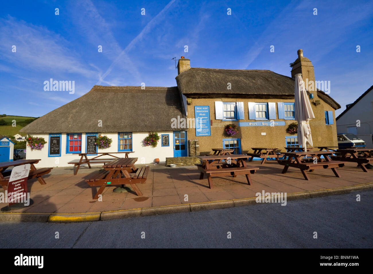 Avviare Bay Inn, Torcross, Sud prosciutti, Devon. Tetto di Paglia del XIV secolo Inn nel piccolo villaggio di pescatori sulla Slapton Sands. Foto Stock