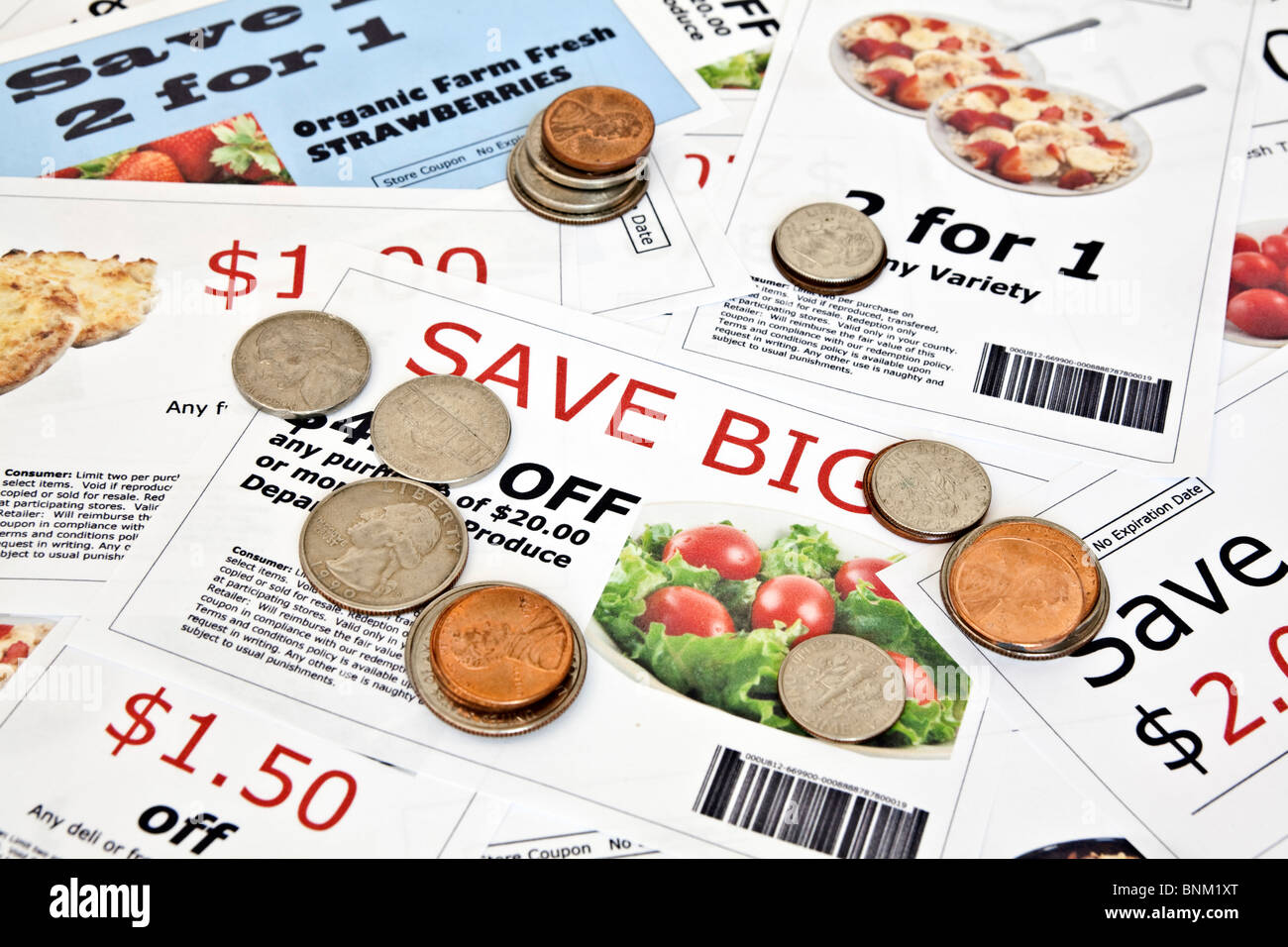 Fake coupon sfondo con monete. Tutti i campioni sono stati creati dal fotografo. Foto Stock