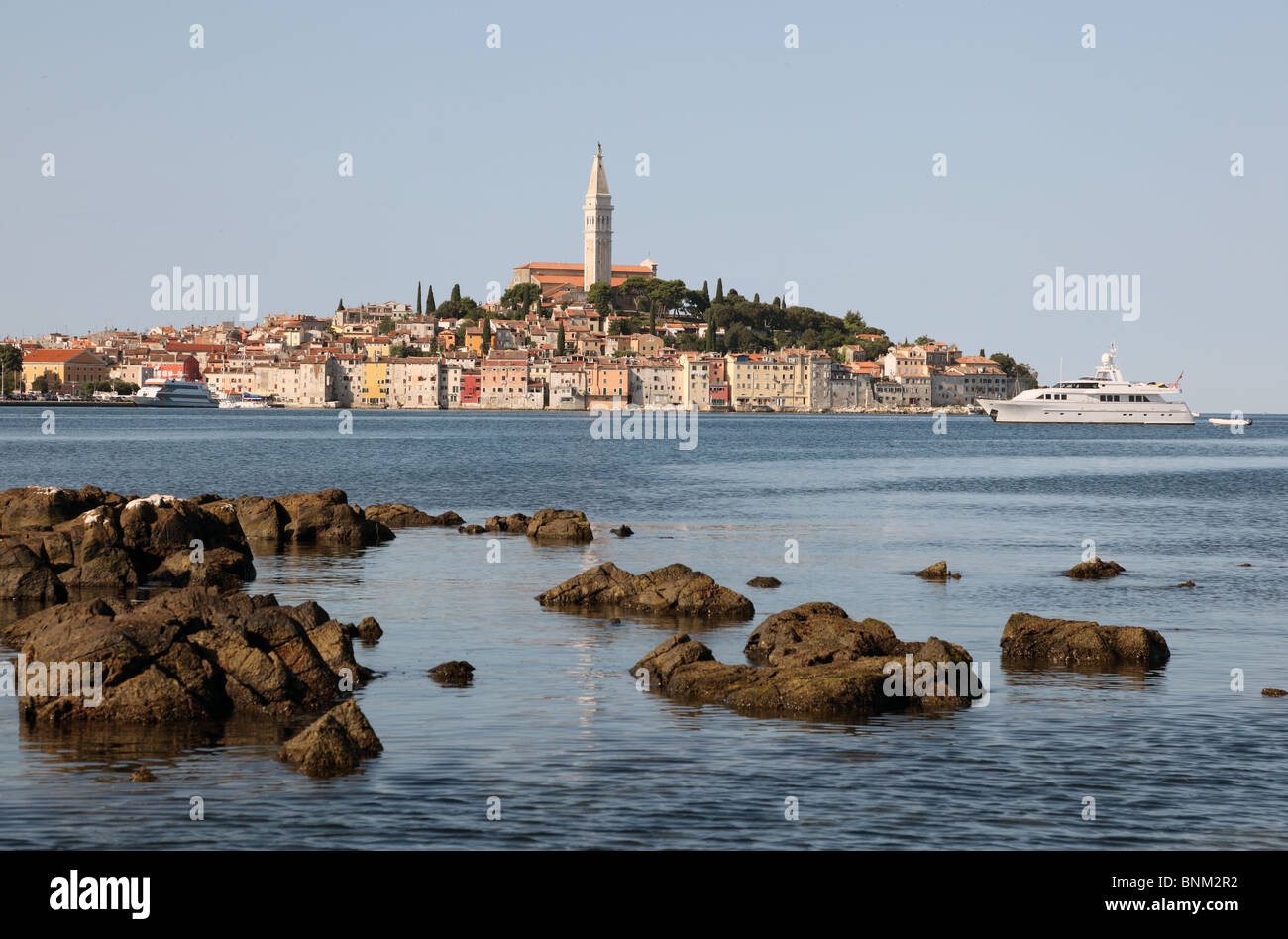 Mare Adriatico costa alla città vecchia di Rovigno Croazia Foto Stock