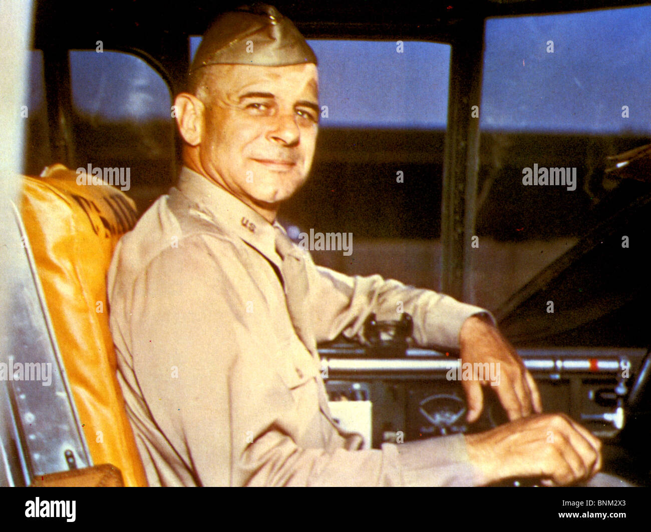 JAMES HAROLD DOOLITTLE (1896-1993) USAF comandante in cabina di pilotaggio di un B-25B appena dopo la Doolittle raid sul Giappone, 18 aprile 1942) Foto Stock