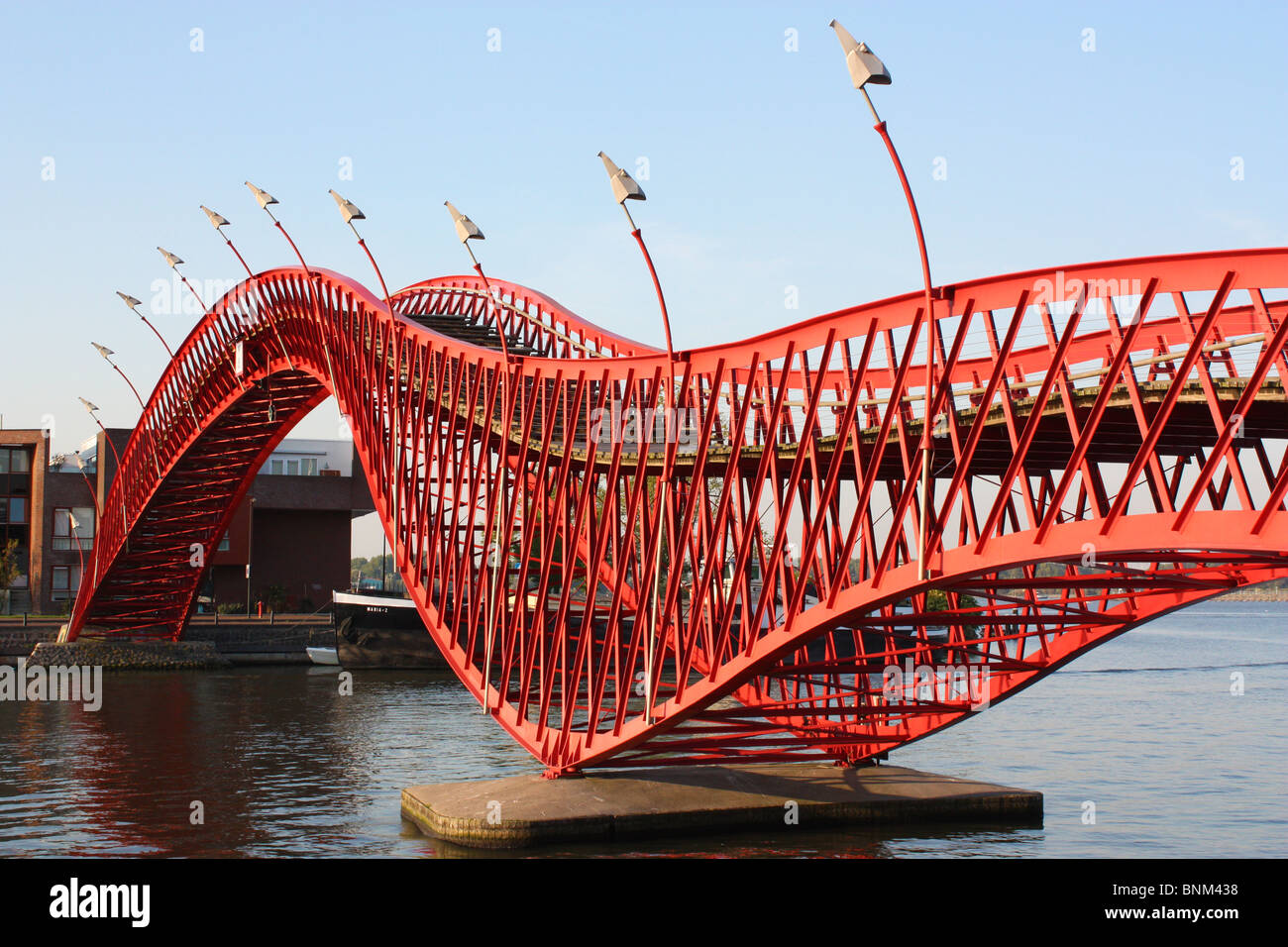 Moderno ponte rosso da isola di Borneo Sporenburg alla penisola in Amsterdam Eastern Docklands. Foto Stock