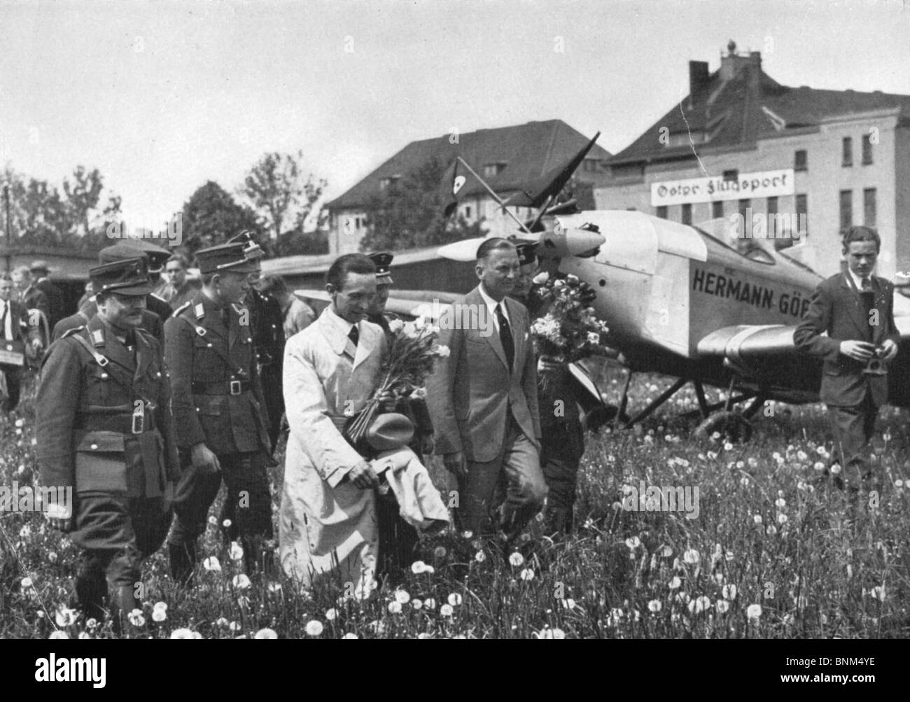 JOSEPH GOEBBELS a Konigsberg airfield circa 1935 passando un aeromobile leggero chiamato dopo Herman Goering Foto Stock