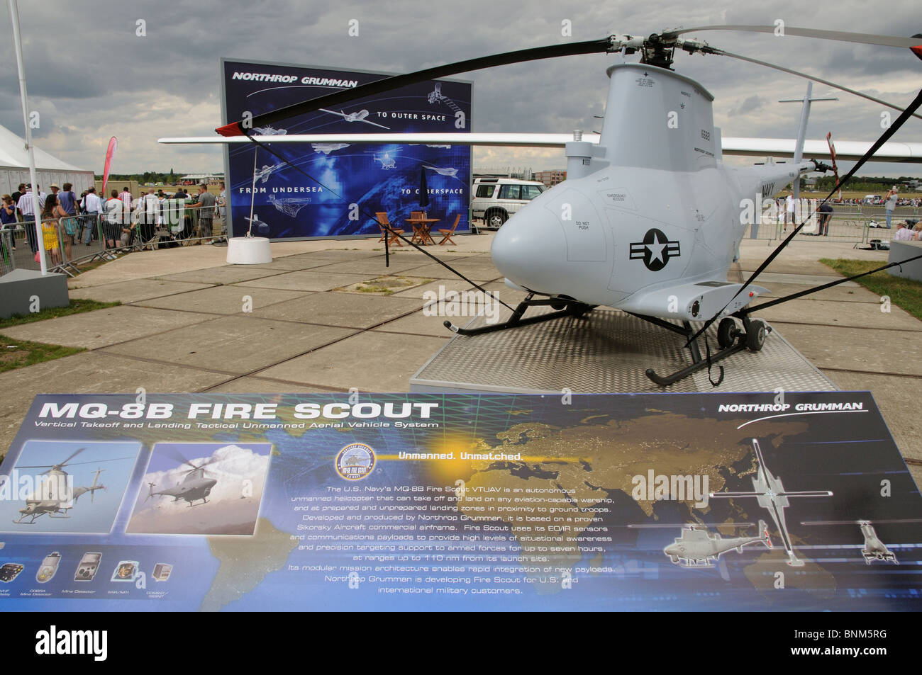 Il MQ 8B Fire Scout un verticale di decollo e di atterraggio degli aeromobili senza equipaggio in uso dal Navy US visto qui a Farnborough Air Show UK Foto Stock
