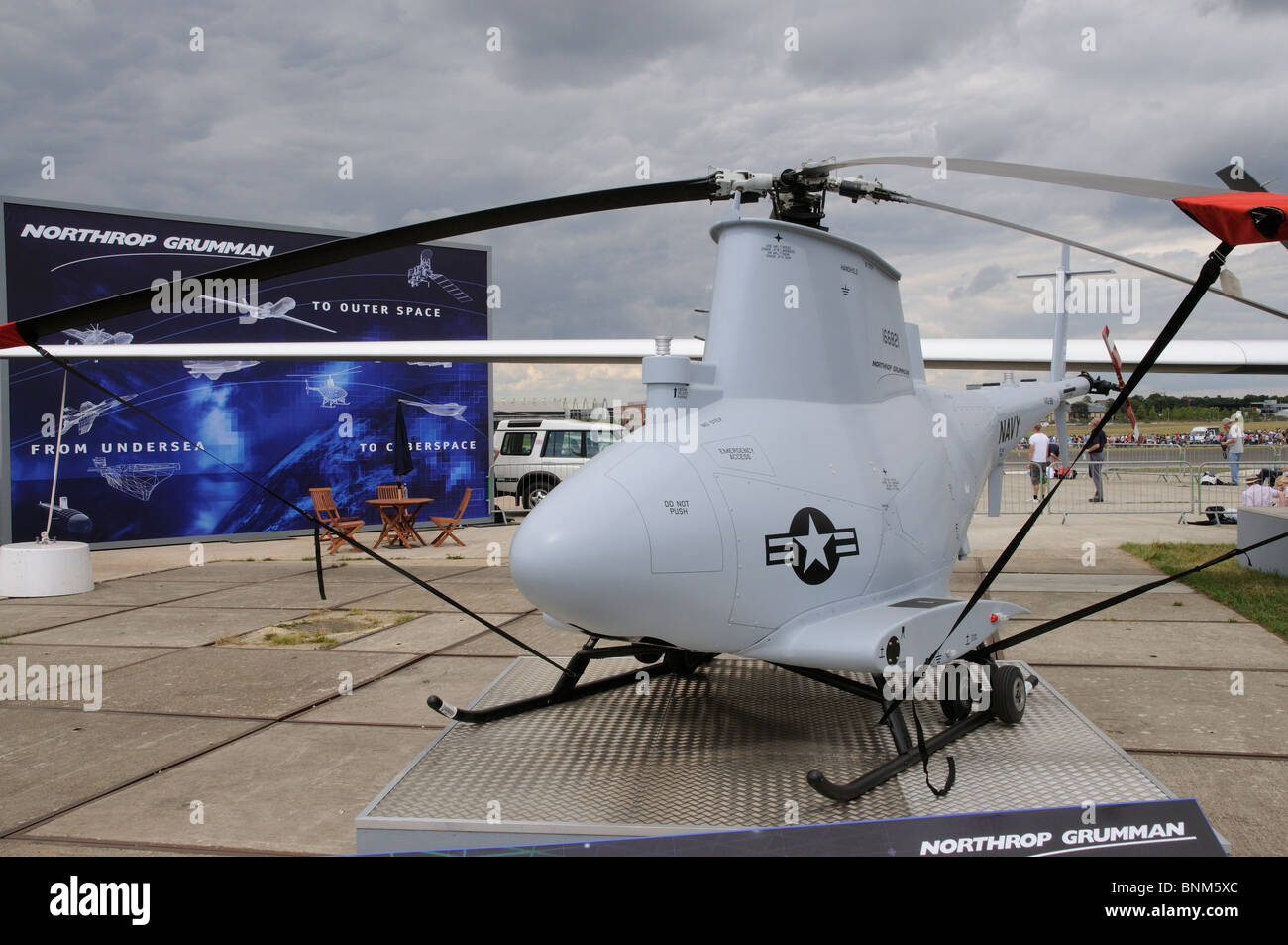 Il MQ 8B Fire Scout un verticale di decollo e di atterraggio degli aeromobili senza equipaggio in uso dal Navy US visto qui a Farnborough Air Show UK Foto Stock