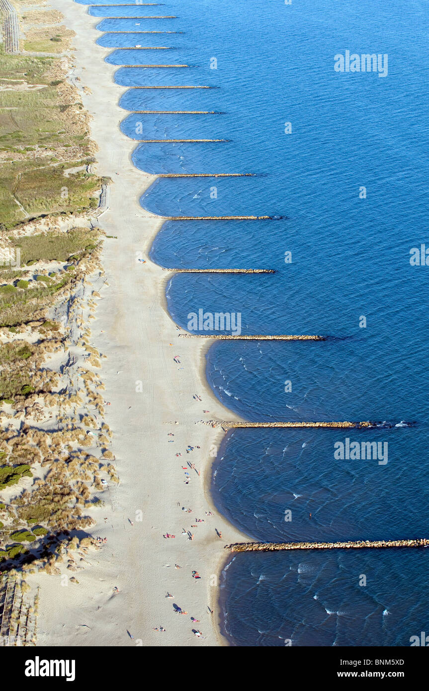 Francia Camargue Gard di spiaggia Espiguette vista aerea wave breaker banche frangiflutti briglie impegnative vista aerea da sopra vista di volo Foto Stock