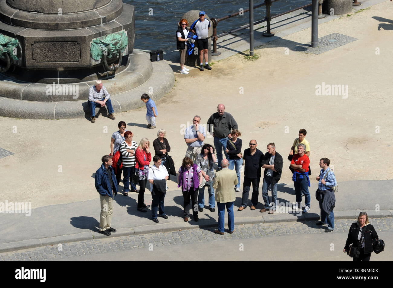 I turisti in ascolto alla guida di Deutsche Eck a Koblenz Germania Deutschland Europa Foto Stock