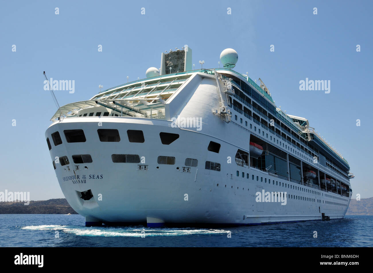 Royal Caribbean International per MV splendore dei mari ormeggiato offshore, Santorini Grecia Foto Stock