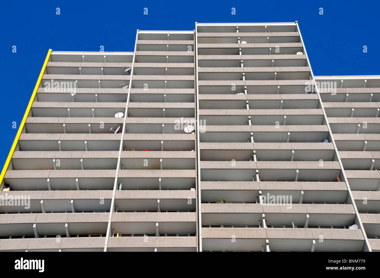 Il 70s architettura anonimamente anonimato antenne balconi edilizia calcestruzzo corale di insediamento abitato in Germania Foto Stock