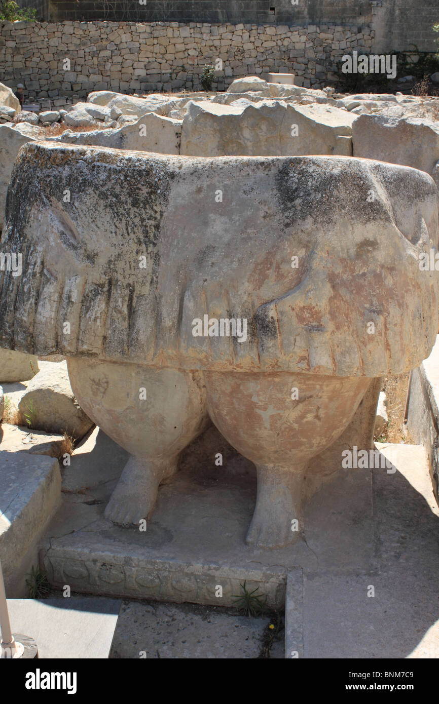 Base di 'Fat Lady' pietra scolpita statua*, neolitico Tempio Sud (3600-2500BC), Tarxien, centrale di Malta, Mediterraneo, Europa Foto Stock