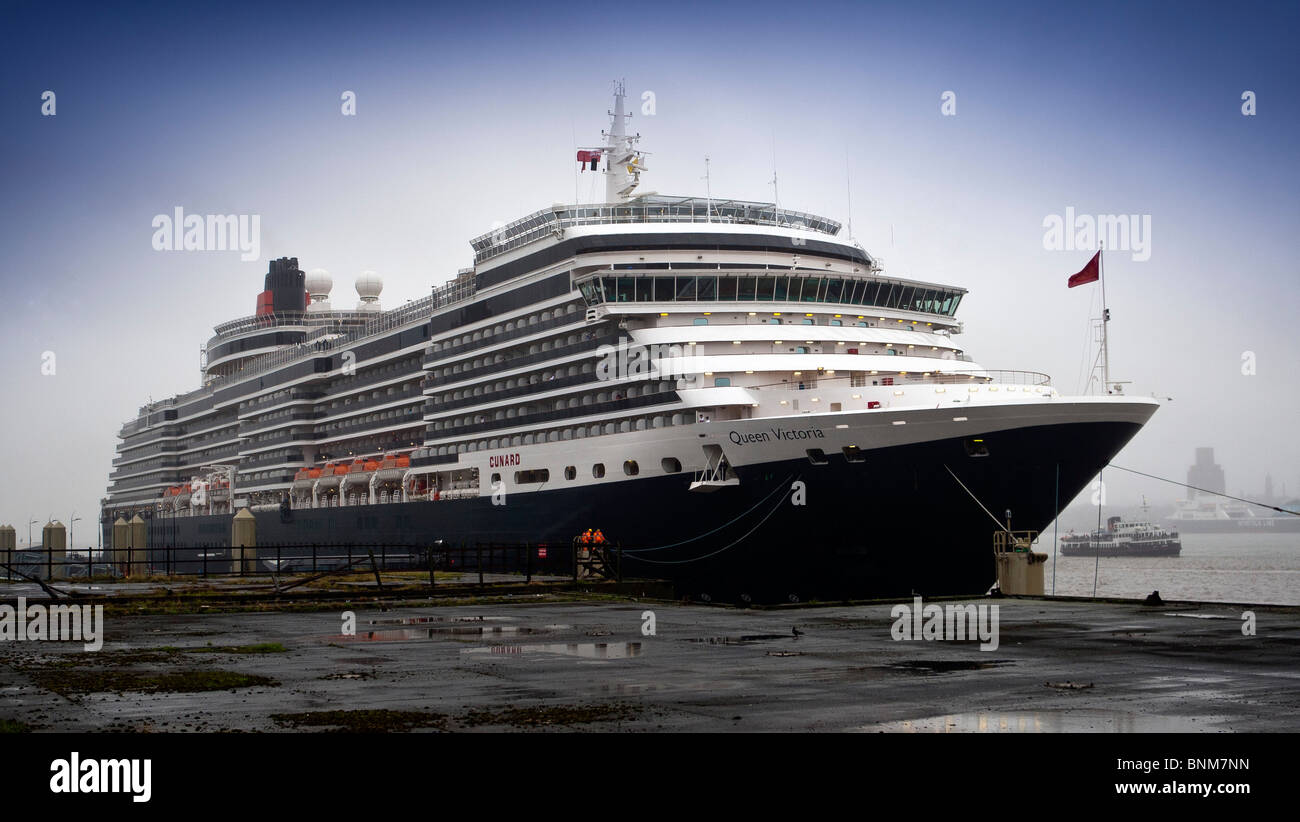 Liverpool Regno Unito. La Gran Bretagna è Camilla, duchessa di Cornovaglia visiti il liner Cunard Queen Victoria a Liverpool è di nuovo Cruise Terminal Foto Stock