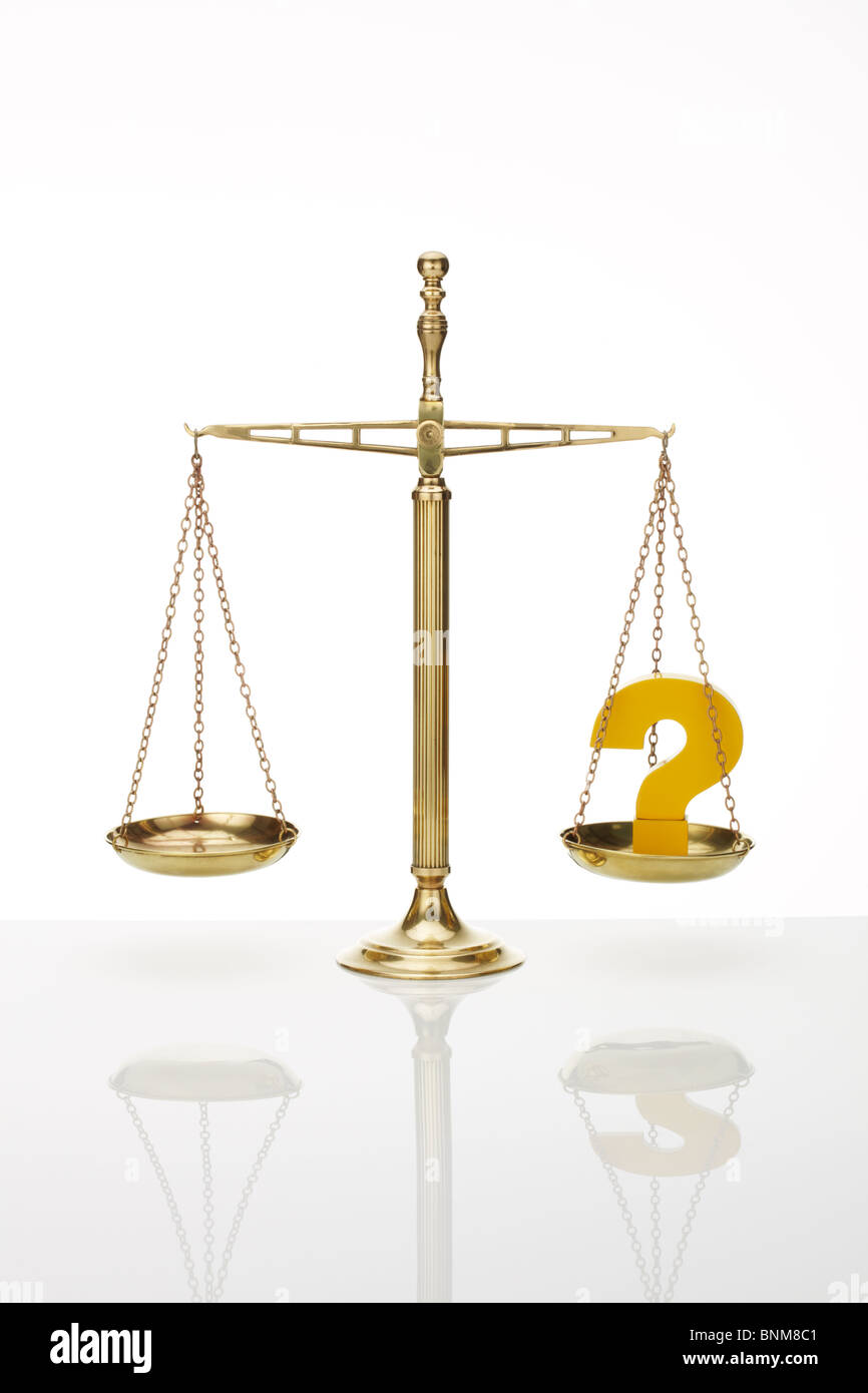 Bilance con punto interrogativo Foto Stock