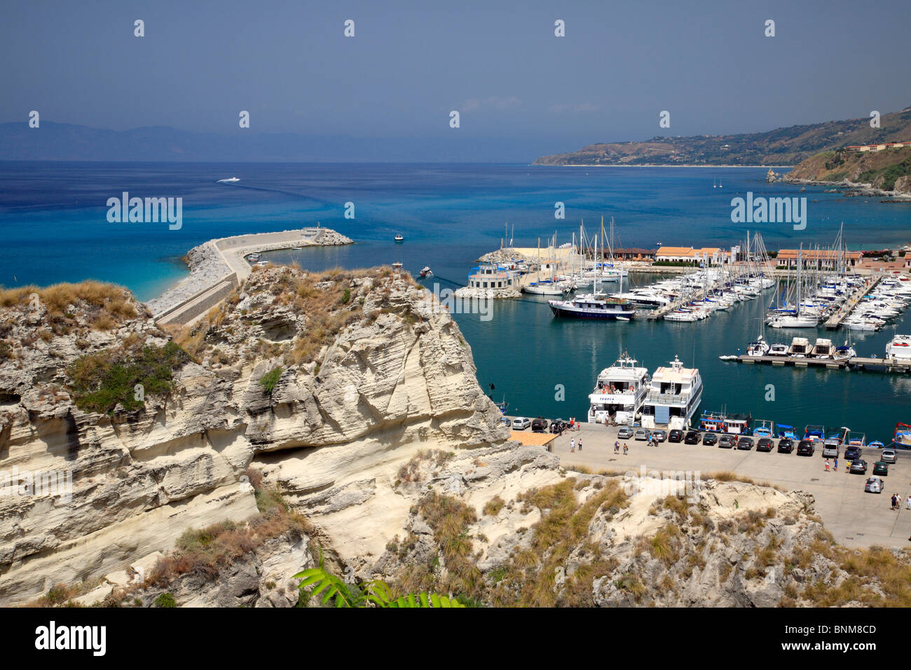 Italia Calabria Tropea Provincia Vibo Valentia Vista panoramica Porto barche costa Tirreno mare Mediterranea Foto Stock