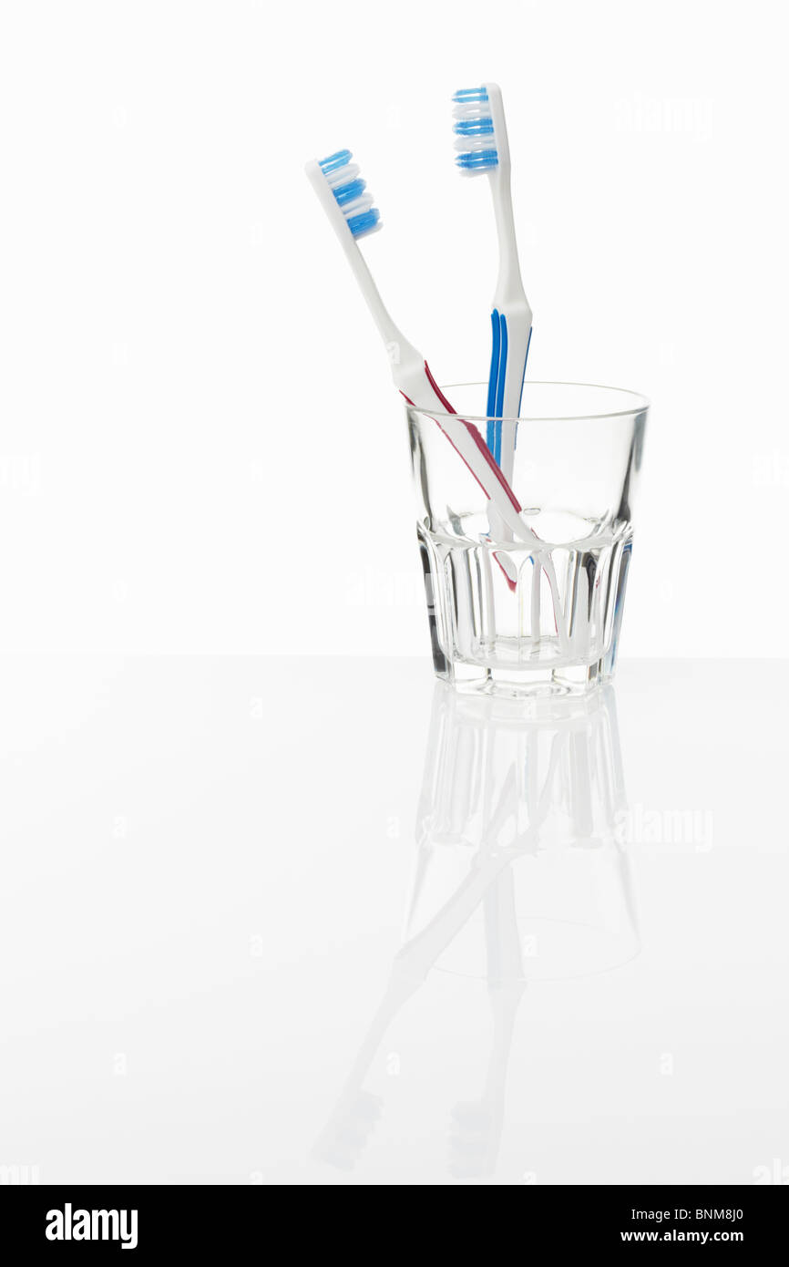 Due ToothbrushesTogether in vetro Foto Stock