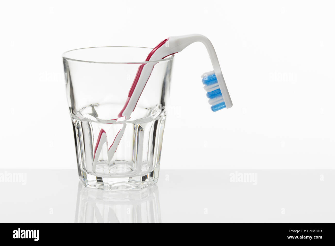Spazzolino da denti in vetro con alito cattivo Foto Stock