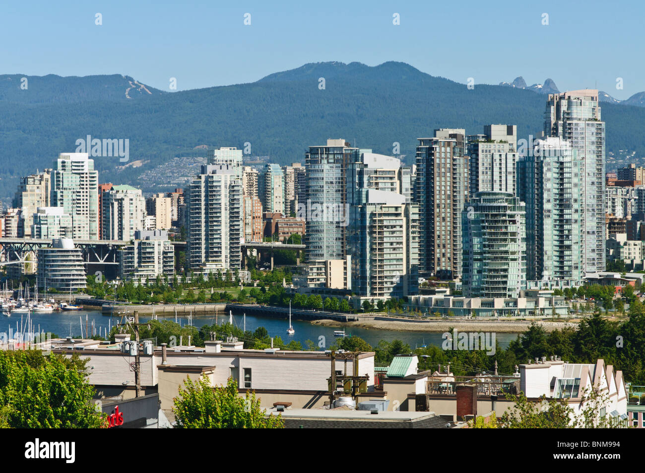 Una vista della skyline di Vancouver dal lato sud di False Creek. Foto Stock
