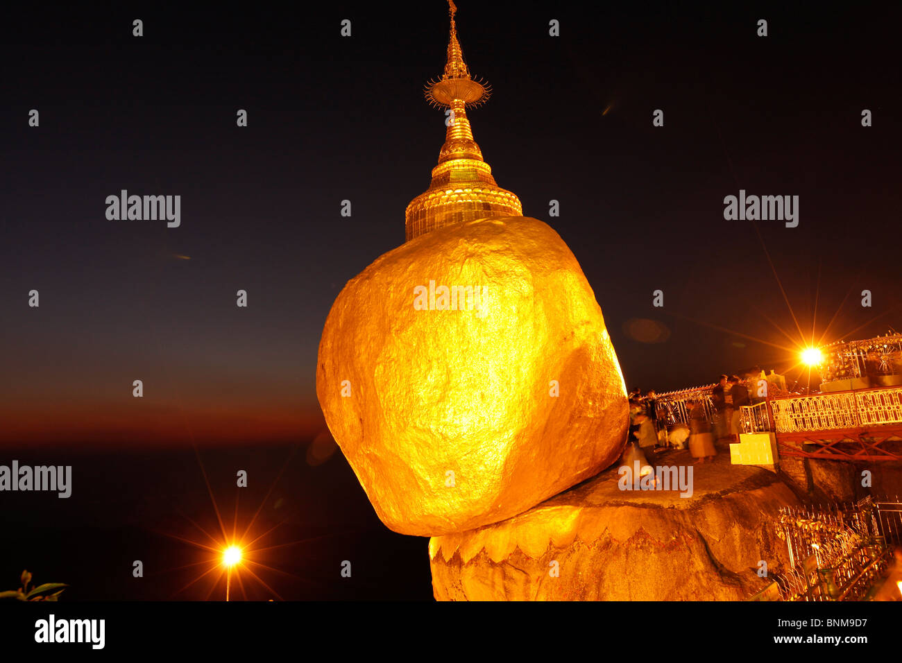 Myanmar Birmania Birmania Mon pagoda Kyaikhtiyo Kyaikhtiyo golden roccia notte pellegrino di ammissione i credenti luogo di interesse Foto Stock