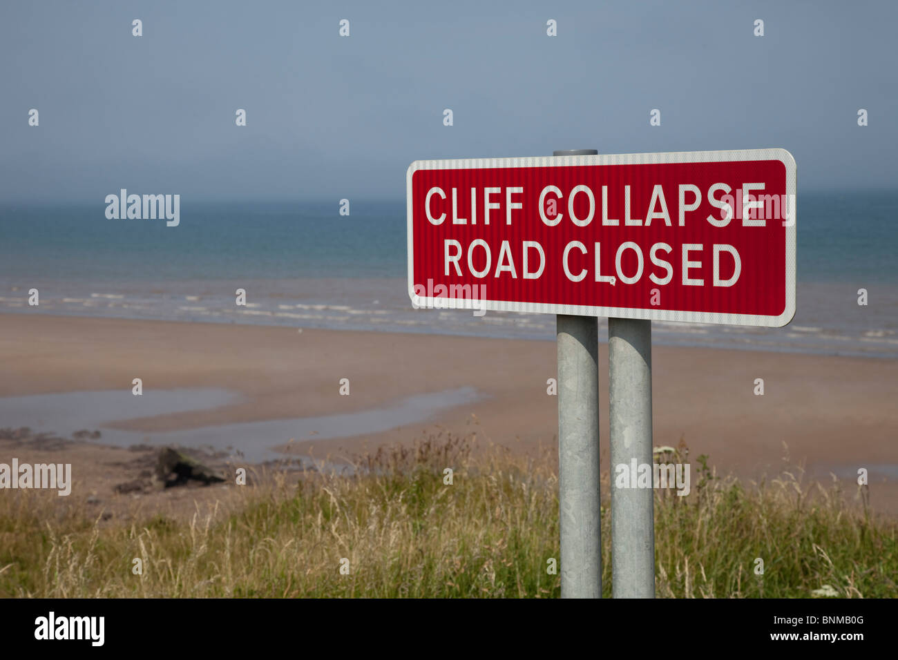 Il pericolo sta crollando segno scogliere sulla costa Skipsea East Riding of Yorkshire Regno Unito Foto Stock