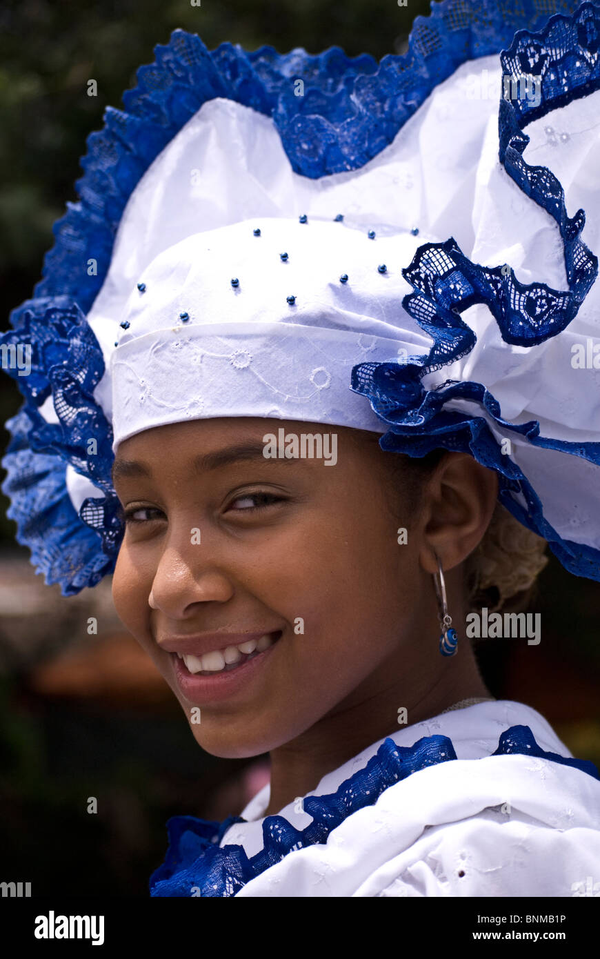 Felice, sorridente ragazza locale all'unica Seu Festival che si tiene ogni anno a Curacao, Antille olandesi, Caraibi Foto Stock