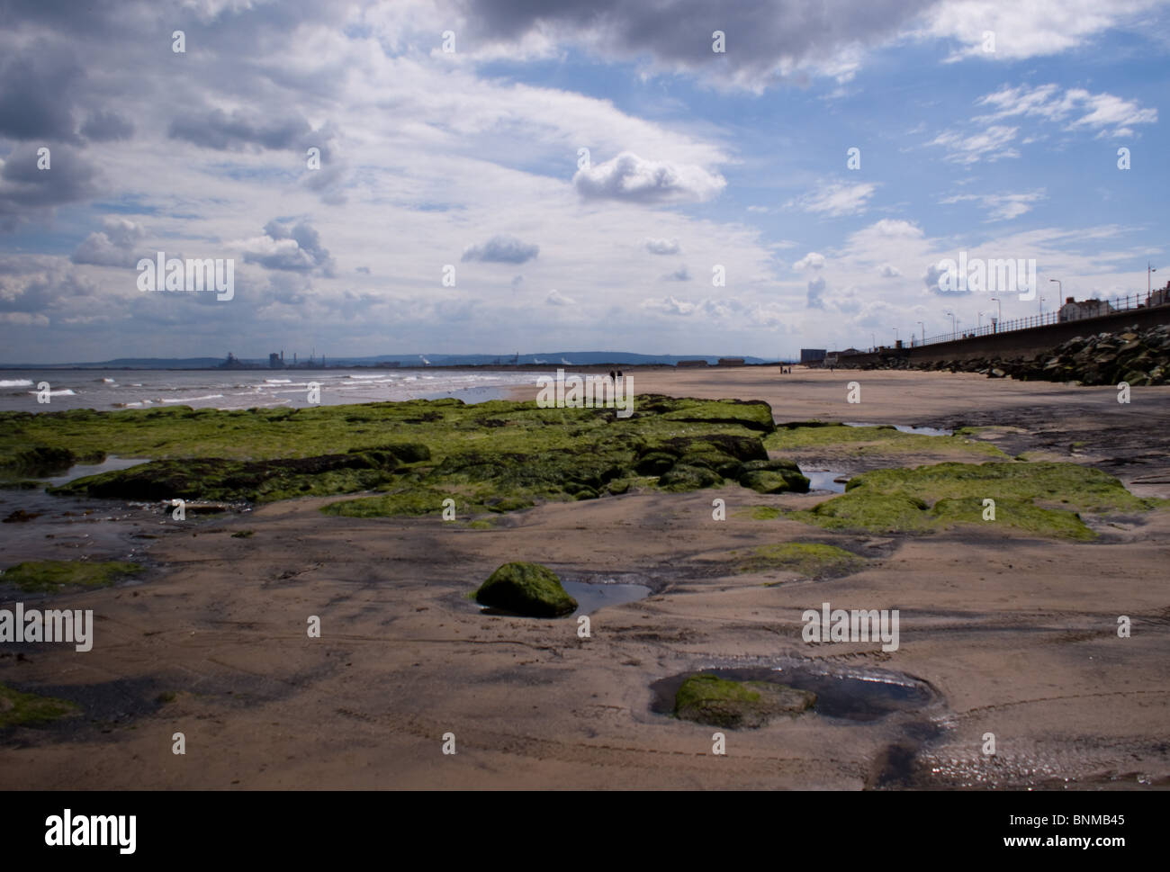 Vista della spiaggia con la marea a SEATON CAREW HARTLEPOOL Foto Stock