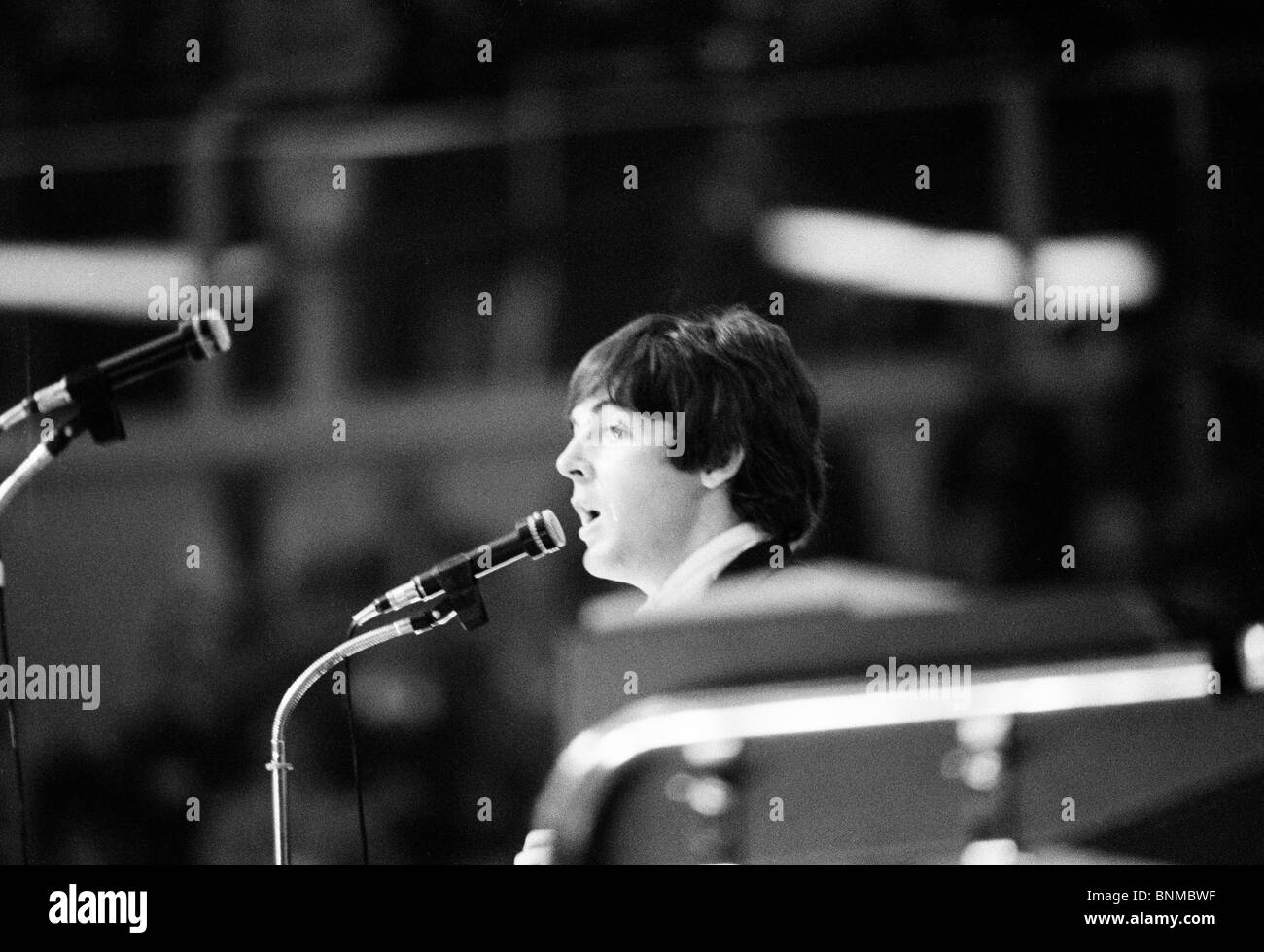La musica dei Beatles gruppo pop band un concerto Germania Essen 1966 Paul McCartney cantante Foto Stock