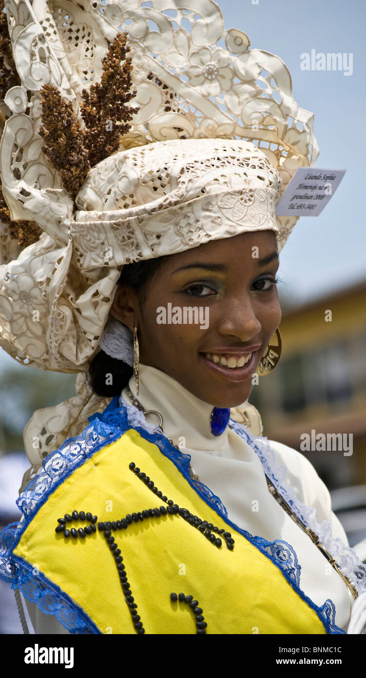 Attraente, sorridente ragazza alla unica Seu Festival che si tiene ogni anno a Curacao, Antille olandesi, Caraibi Foto Stock