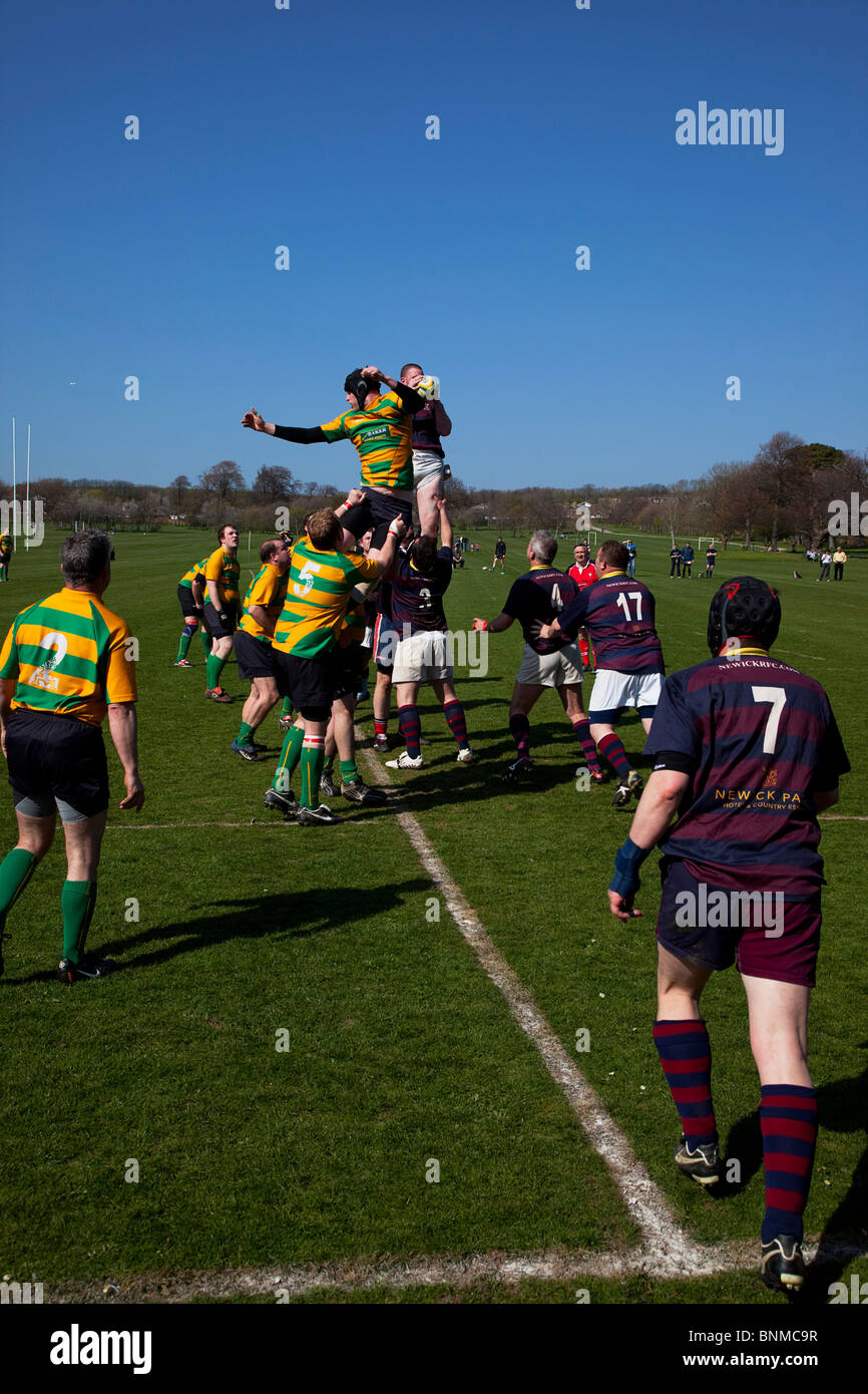 Inghilterra, West Sussex, Shoreham-da-Mare, squadre di rugby gioca su Victoria Park campi da gioco. Sfera gettati in durante la line out. Foto Stock