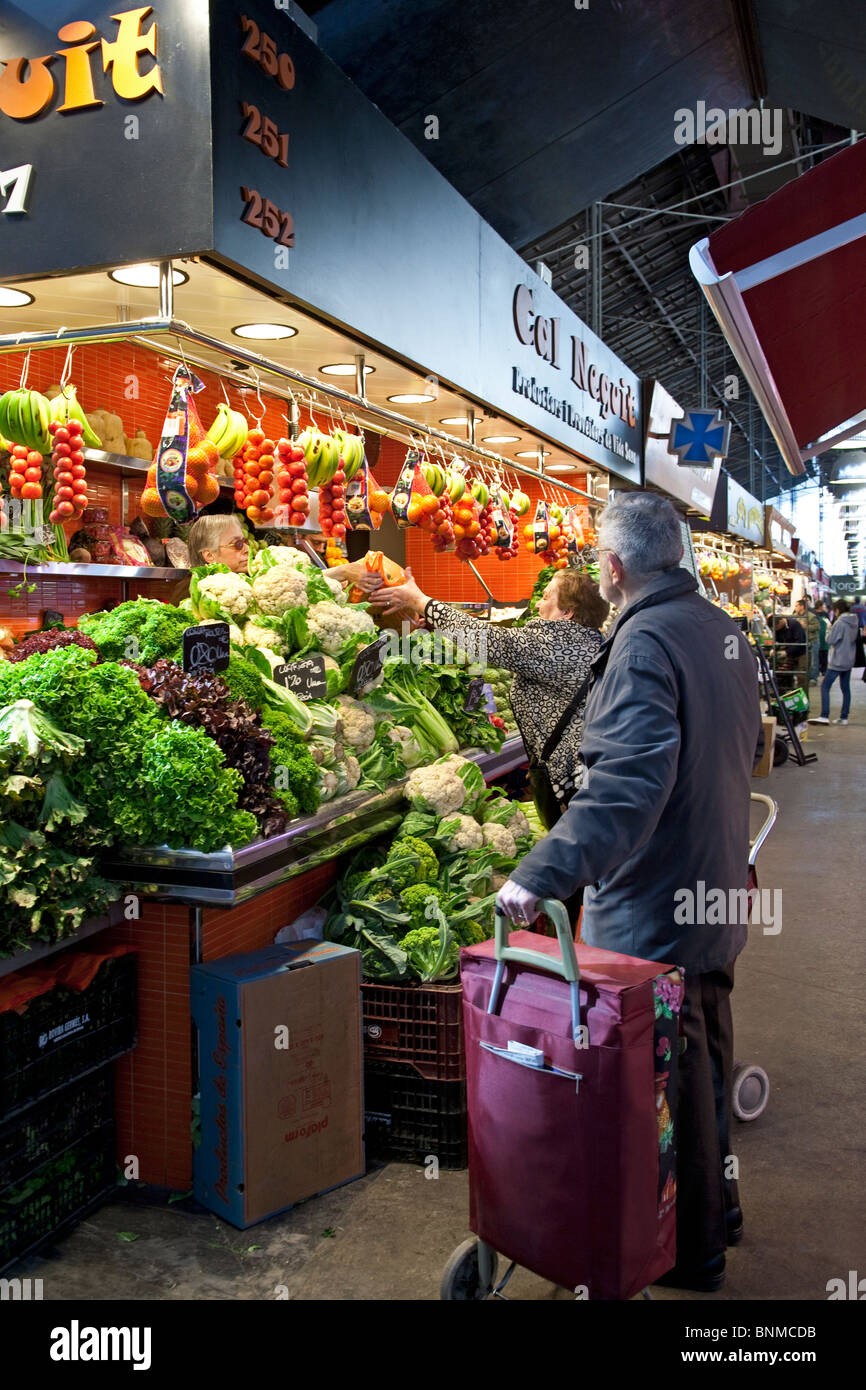 Anziano acquistare verdure. Il mercato della Boqueria. Barcellona. Spagna Foto Stock