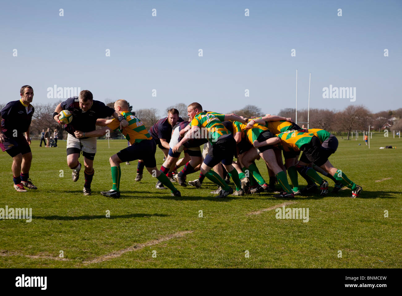 Inghilterra, West Sussex, Shoreham-da-Mare, squadre di rugby gioca su Victoria Park campi da gioco. Foto Stock