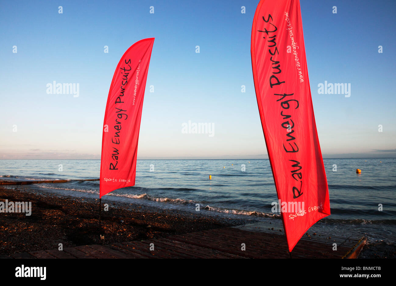 Inghilterra, West Sussex, Goring-da-Mare, Worthing Triathlon 2009, marcatura flag di inizio della porzione di nuoto di gara. Foto Stock