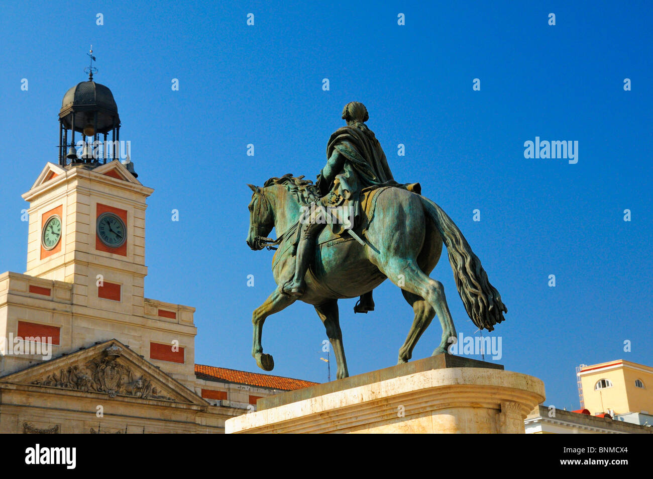 Statua equestre di re Carlos III e la torre dell orologio della Real Casa de Correos, la Puerta del Sol di Madrid, Spagna Foto Stock