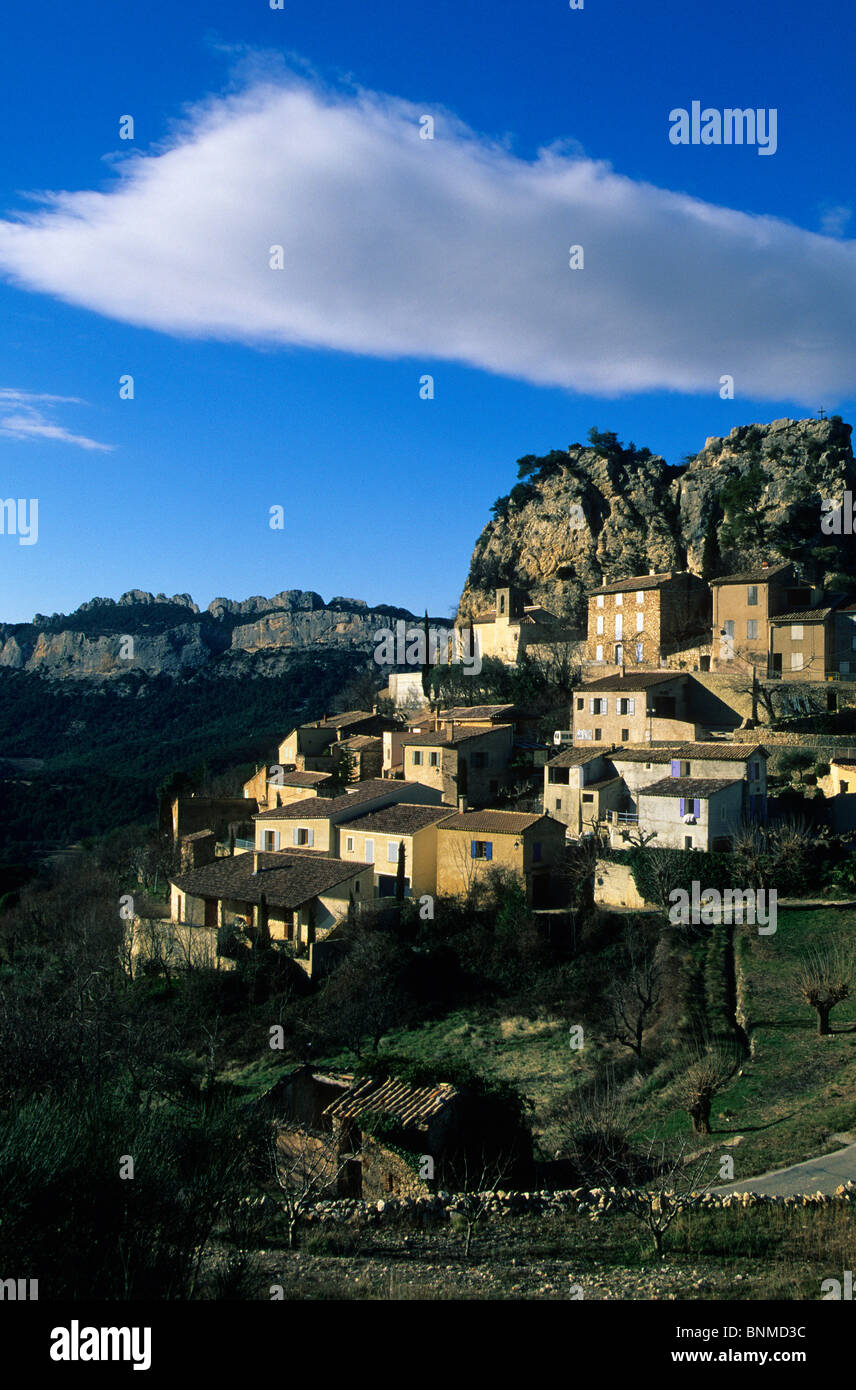 La Roque-Alric Francia Provenza Vaucluse villaggio villaggio di montagna Case case rocce di calcare cloud Foto Stock