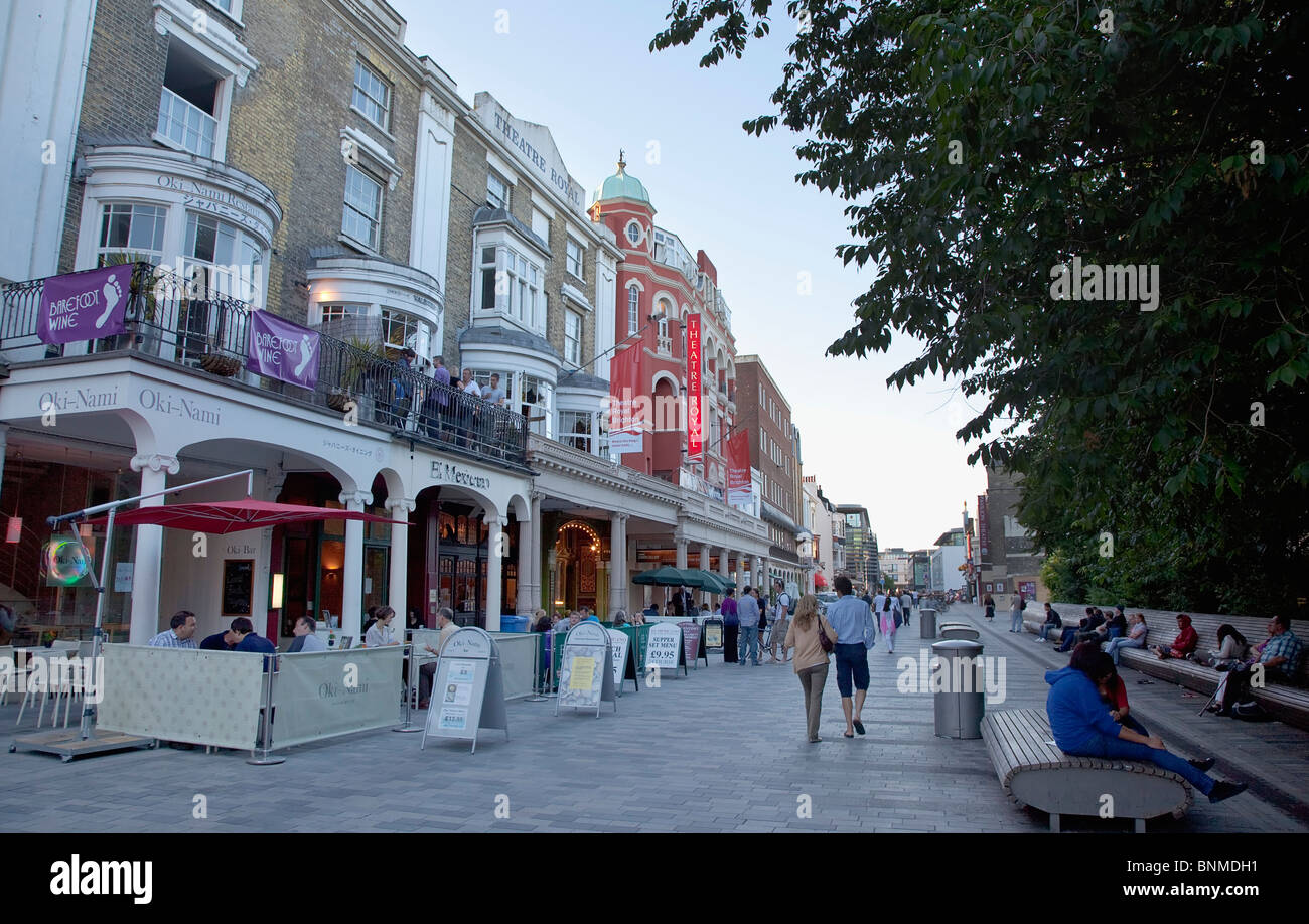 Inghilterra, East Sussex, Brighton, la nuova strada esterna o il Royal Theatre di notte. Foto Stock
