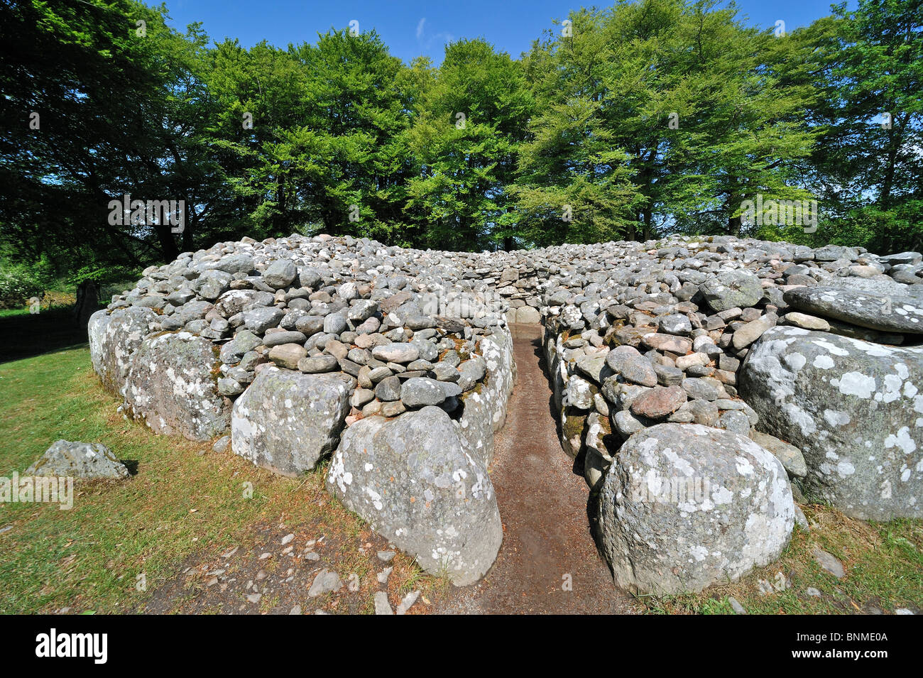 Sepoltura preistorica di Cairns Balnuaran di clava, chiamato anche Clava a Cairns Highlands scozzesi, Scotland, Regno Unito Foto Stock