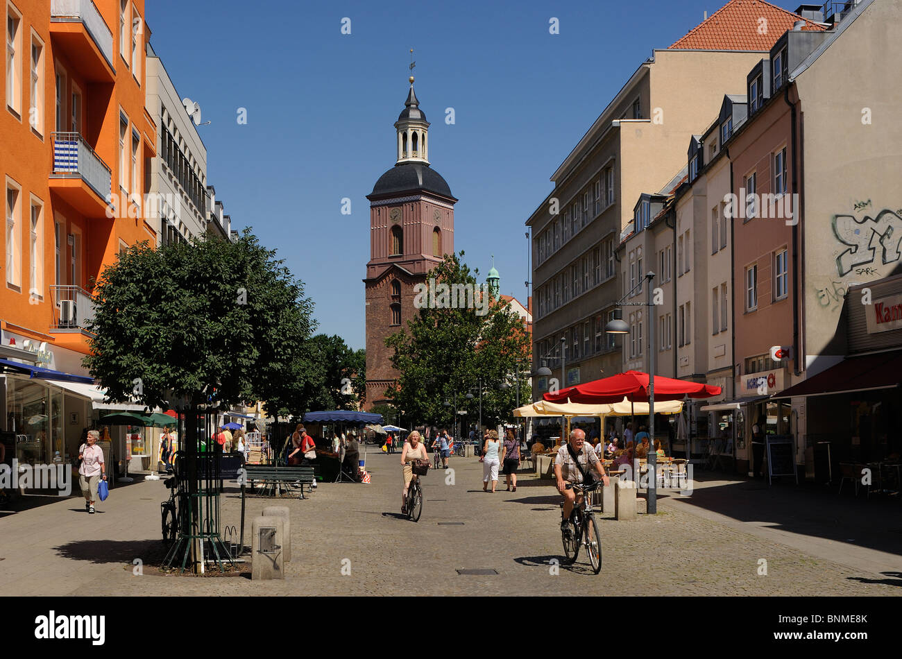 La zona pedonale e la chiesa Nikolaikirche, la città vecchia e il quartiere di Spandau, Berlino, Germania, Europa Foto Stock