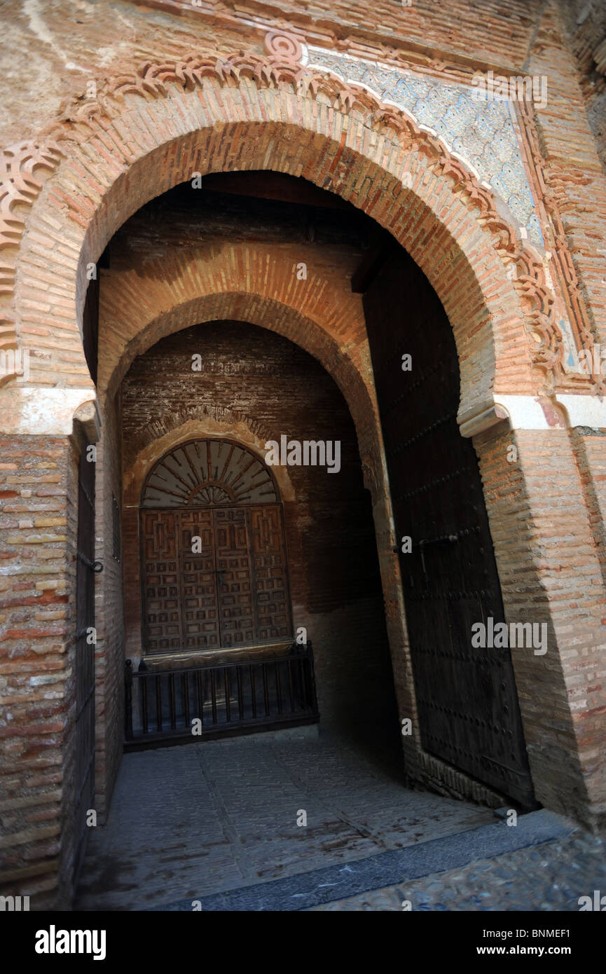 La giustizia porta la parte più monumentale dell'Alhambra di porte esterne visto da dentro il palazzo Foto Stock