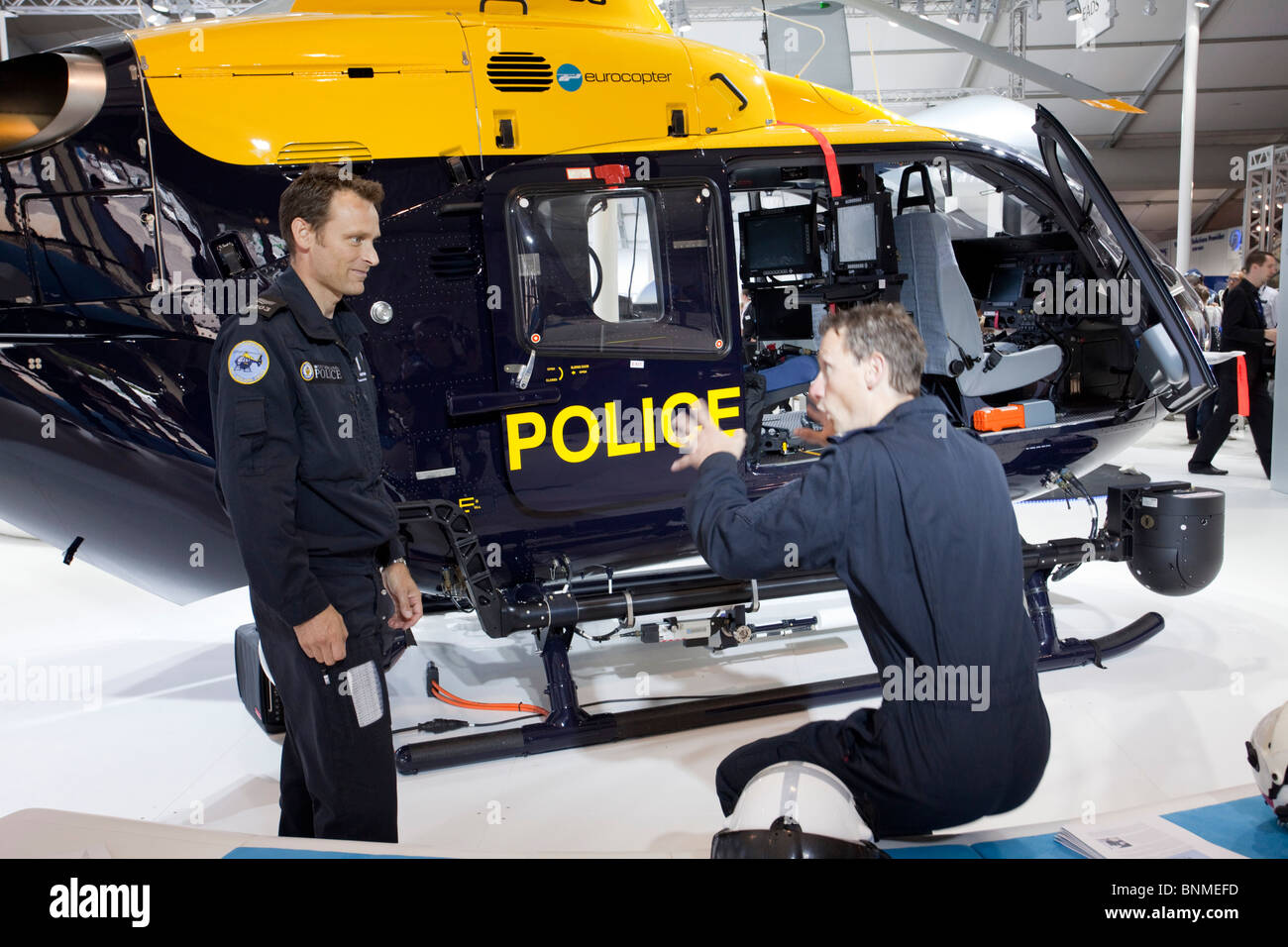 Elicottero della polizia e due per il personale di supporto del display. Foto Stock