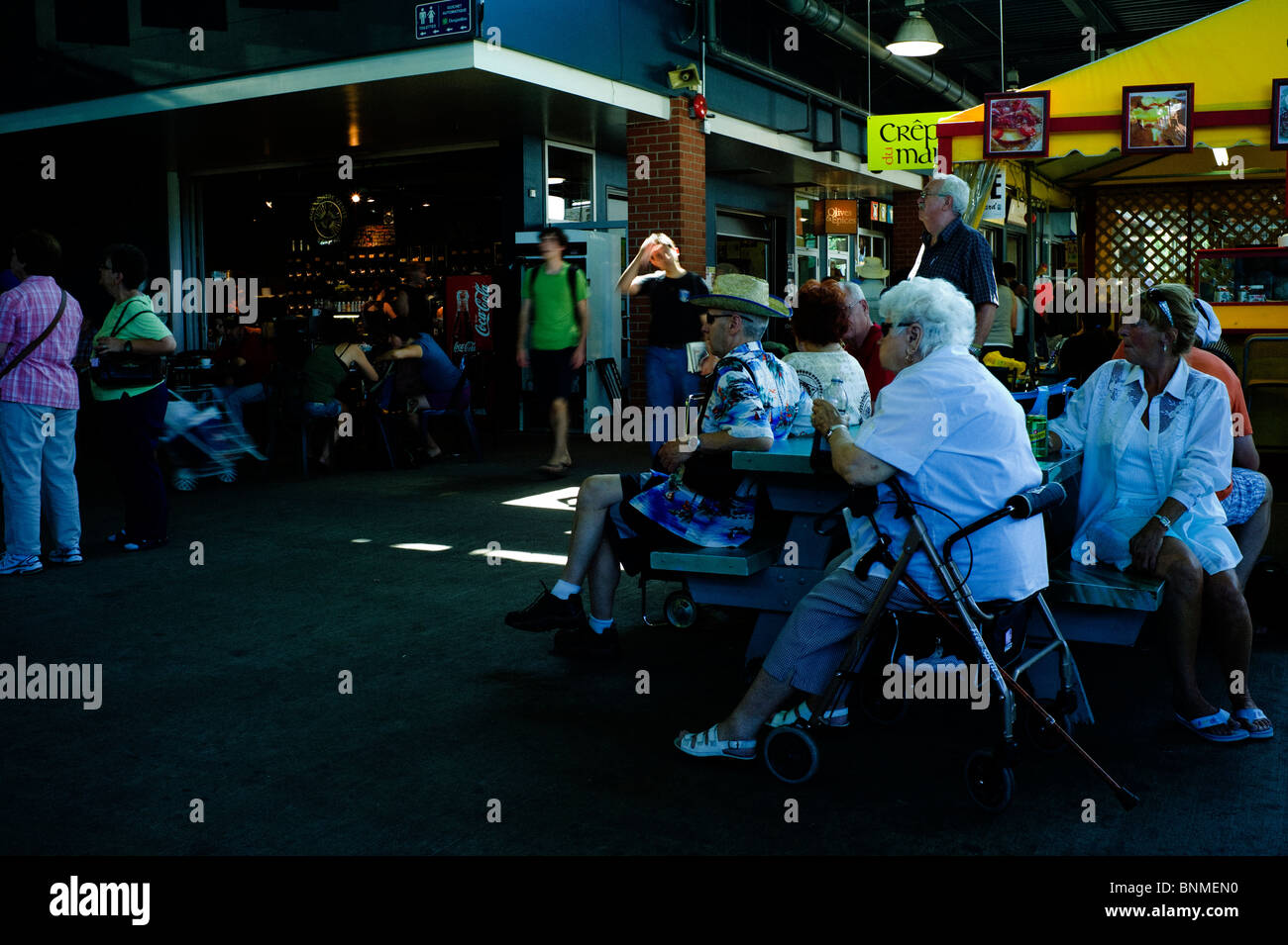 Gli amanti dello shopping a Jean Talon Mercato, Montréal. Foto Stock