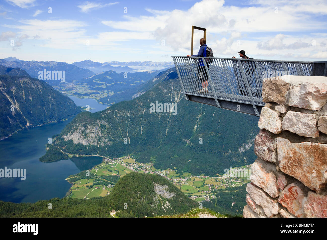 Persone su 5dita piattaforma di osservazione sul Krippenstein mountain al Dachstein sito Patrimonio Mondiale che si affaccia sul lago Hallstattersee nelle Alpi austriache Austria Foto Stock