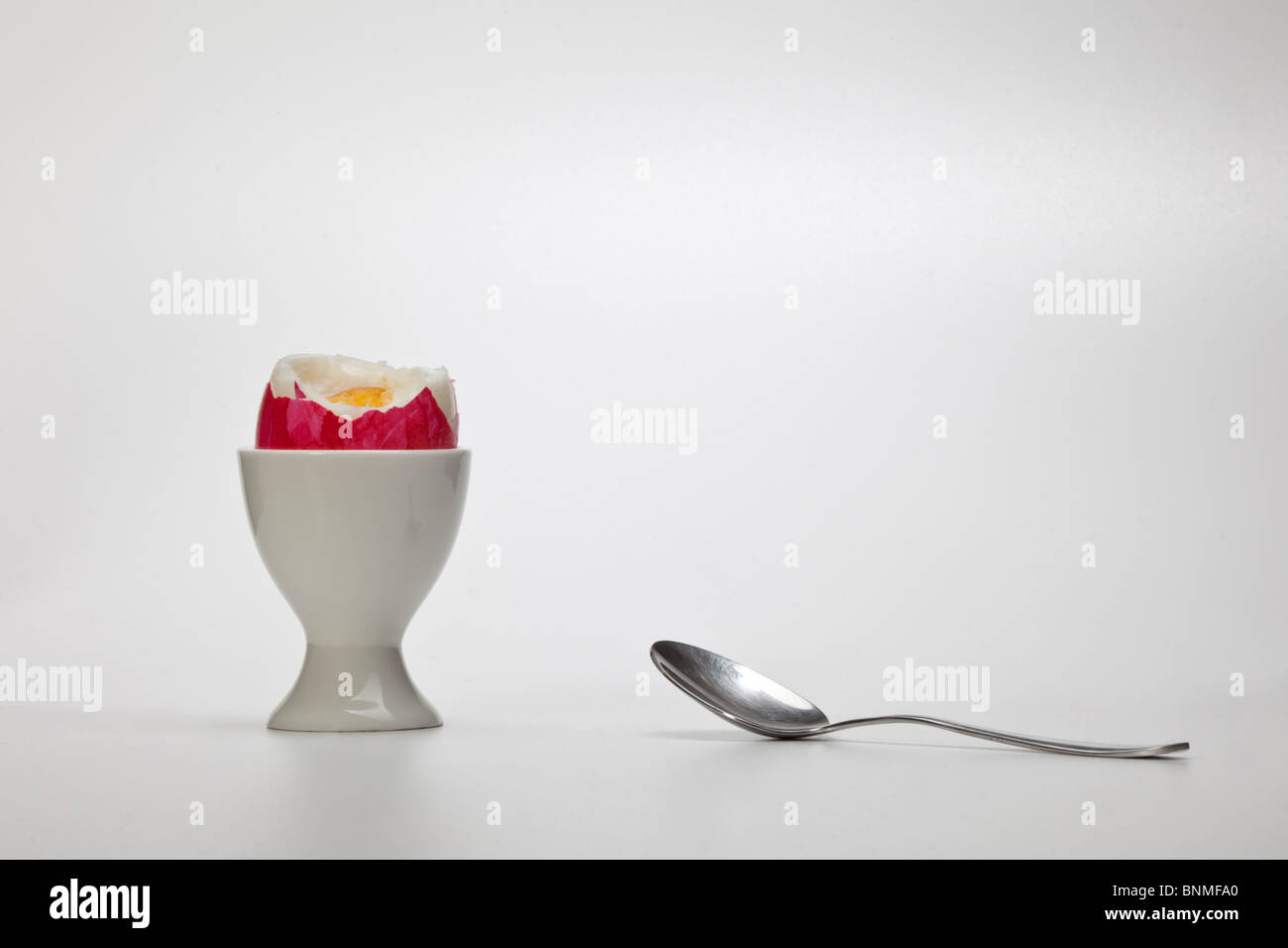 Uovo di Pasqua uovo cibo porcellana porcellana mug eggcup tagliare bianco rosso Foto Stock