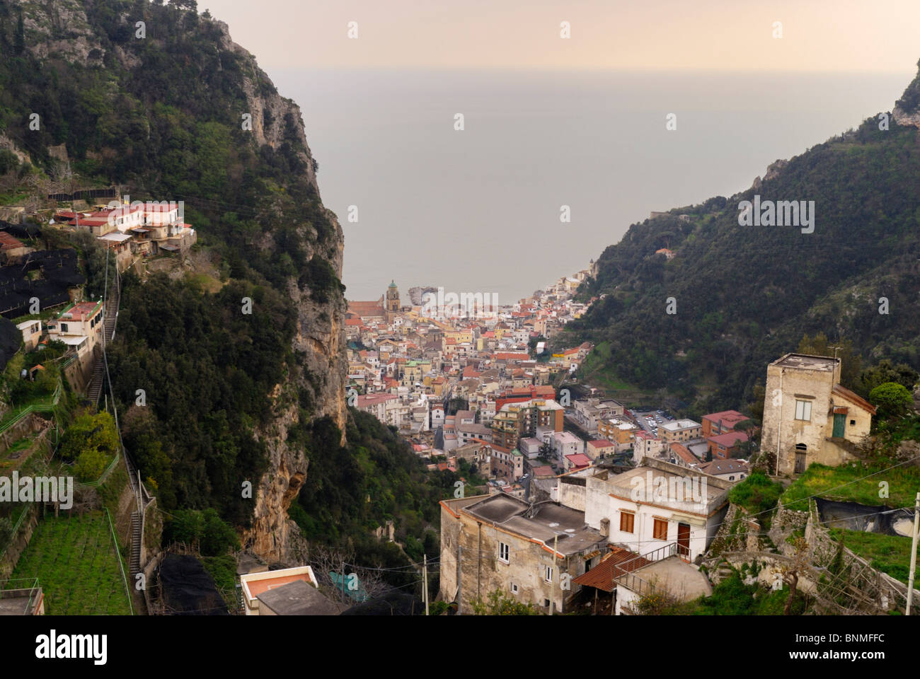 Cerca in tutta la città di Amalfi da dietro la collina. Costa di Amalfi, Campania, Italia Foto Stock