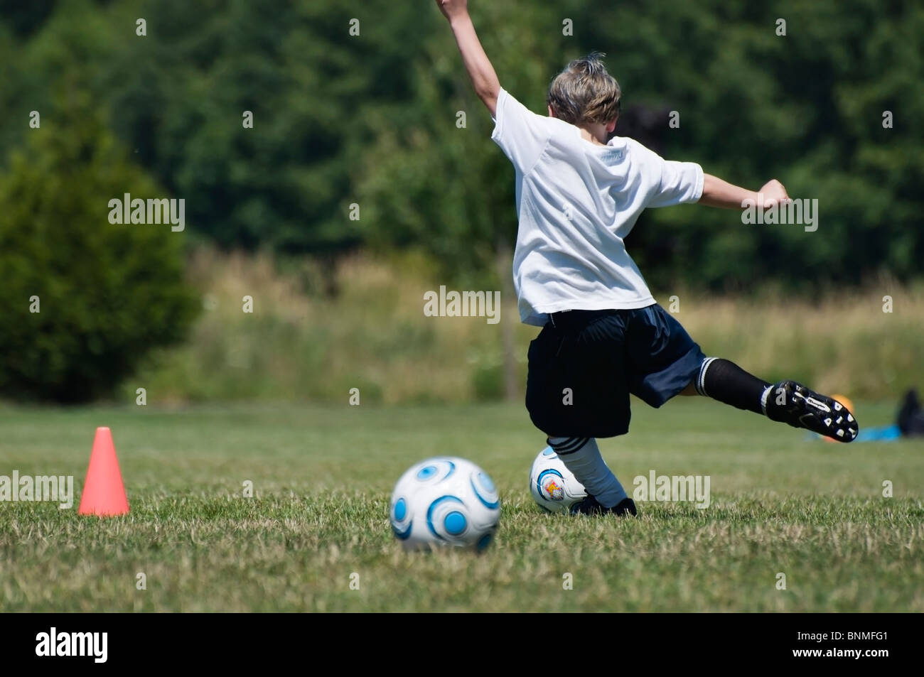 Un ragazzo attivo calci un pallone da calcio durante la pratica al campo di  calcio in Tumwater, Washington Foto stock - Alamy